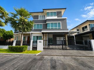 Haus zur Miete mit 5 Zimmer in Saphan Sung, Bangkok