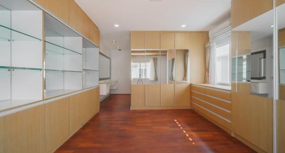 Haus zur Miete mit 5 Zimmer in Saphan Sung, Bangkok