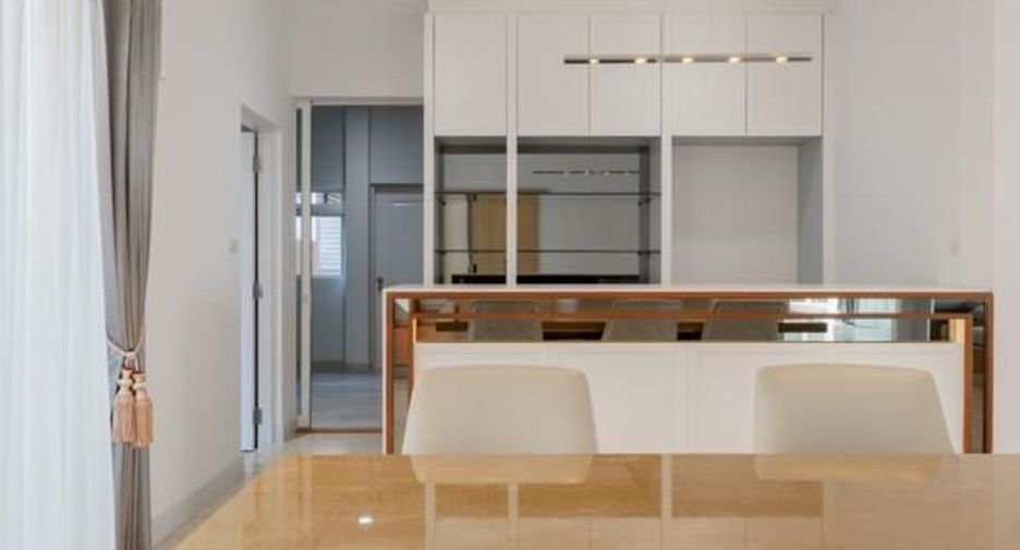 Haus zur Miete mit 5 Zimmer in Saphan Sung, Bangkok