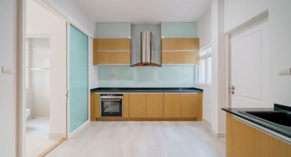 Haus zur Miete mit 5 Zimmer in Saphan Sung, Bangkok