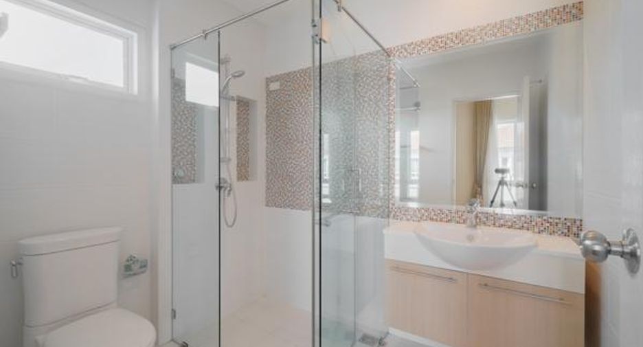 Haus zur Miete mit 5 Zimmer in Saphan Sung, Bangkok