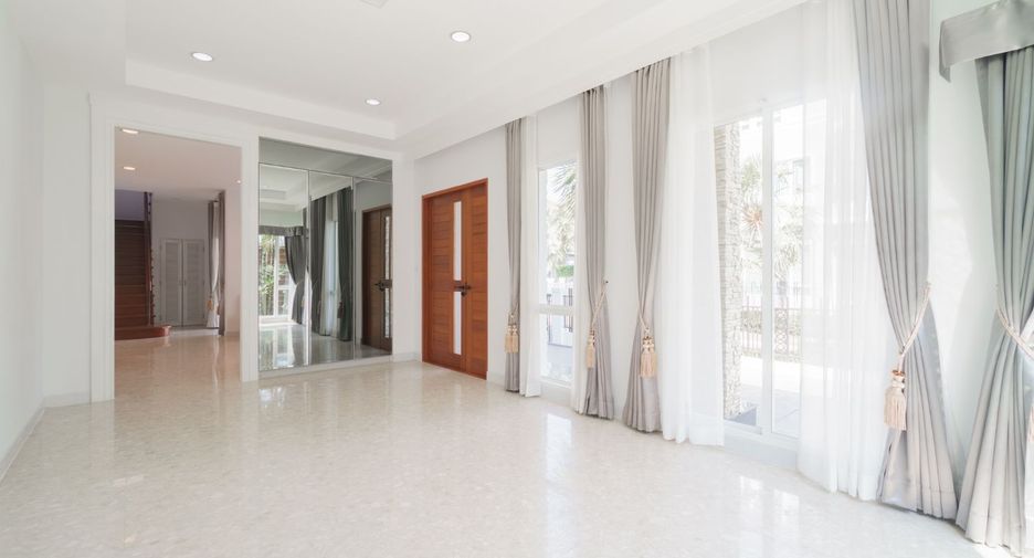 Haus zur Miete mit 5 Zimmer in Saphan Sung, Bangkok