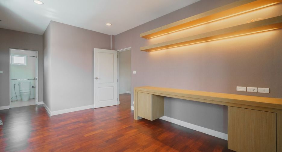 Haus zur Miete mit 5 Zimmer in Saphan Sung, Bangkok