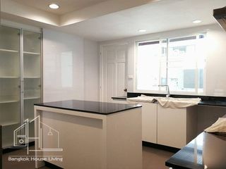 Condo en alquiler de 3 habitaciones en Watthana, Bangkok