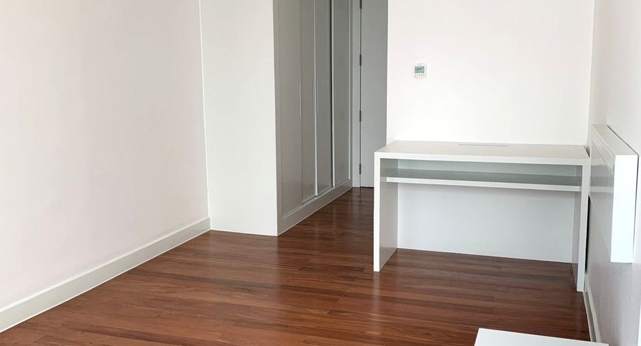 For rent 3 bedrooms apartment in Khlong Toei, Bangkok