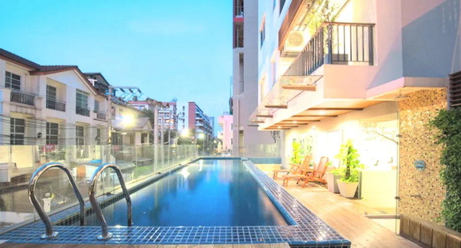 Condo en alquiler y en venta de 3 habitaciones en Phra Khanong, Bangkok