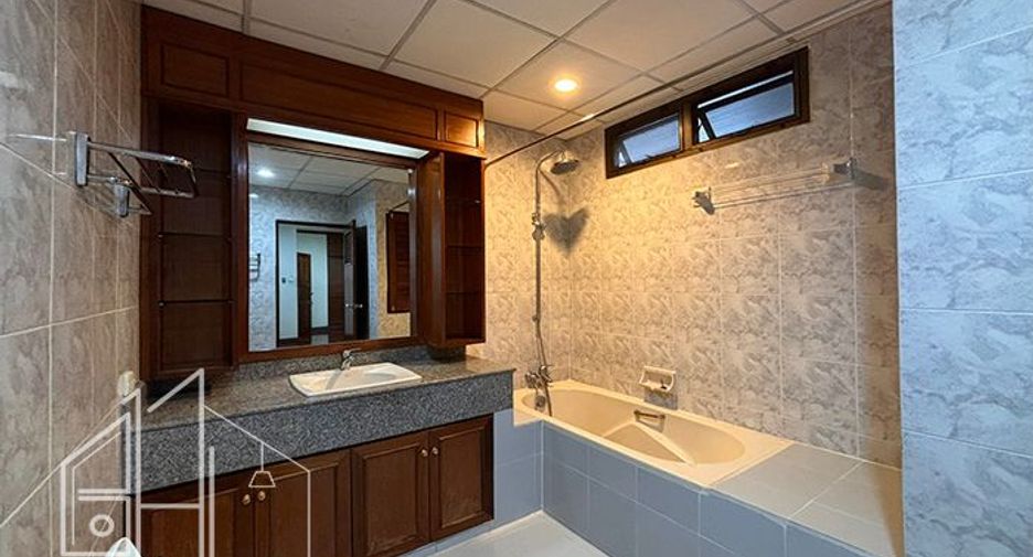 Condo en alquiler de 3 habitaciones en Watthana, Bangkok