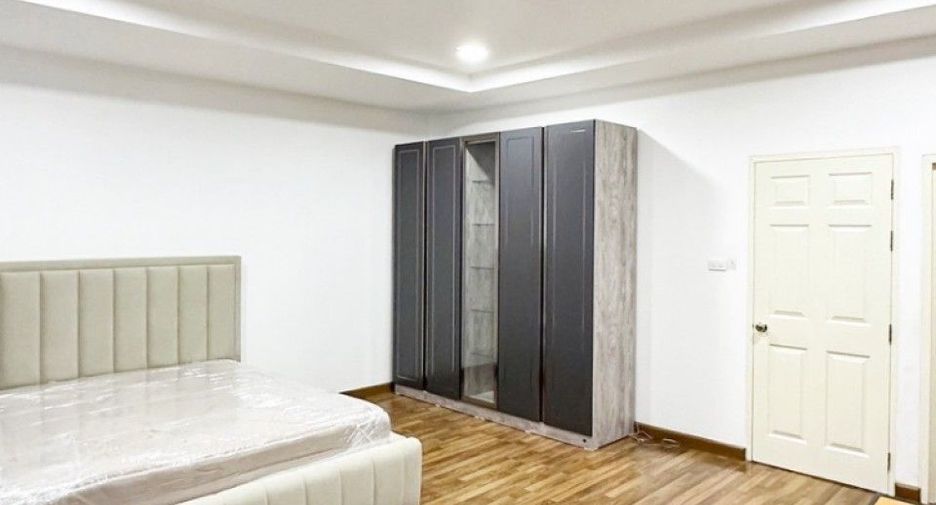 À vendre 4 chambres maison de ville à Mueang Samut Prakan, Samut Prakan
