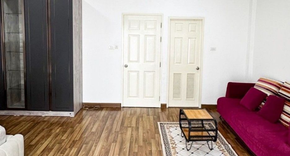 À vendre 4 chambres maison de ville à Mueang Samut Prakan, Samut Prakan