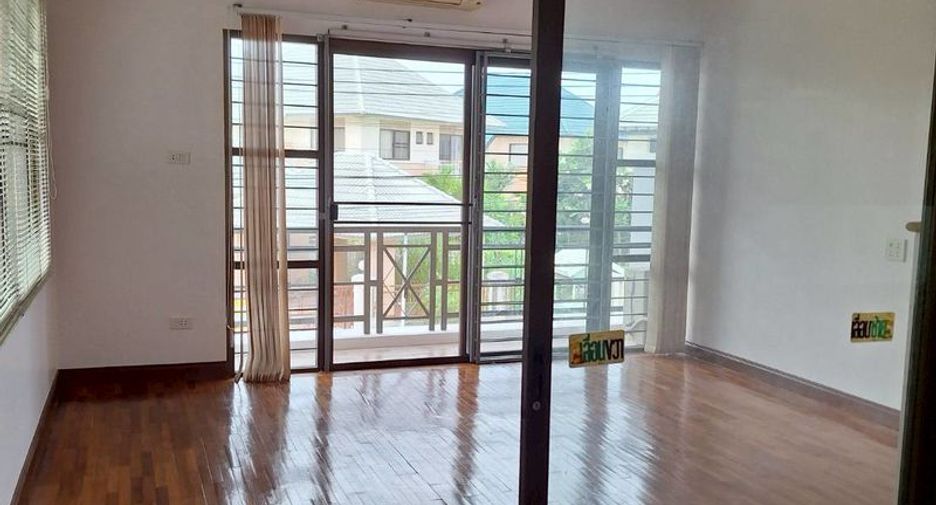 À louer 4 chambres maison à Si Racha, Chonburi