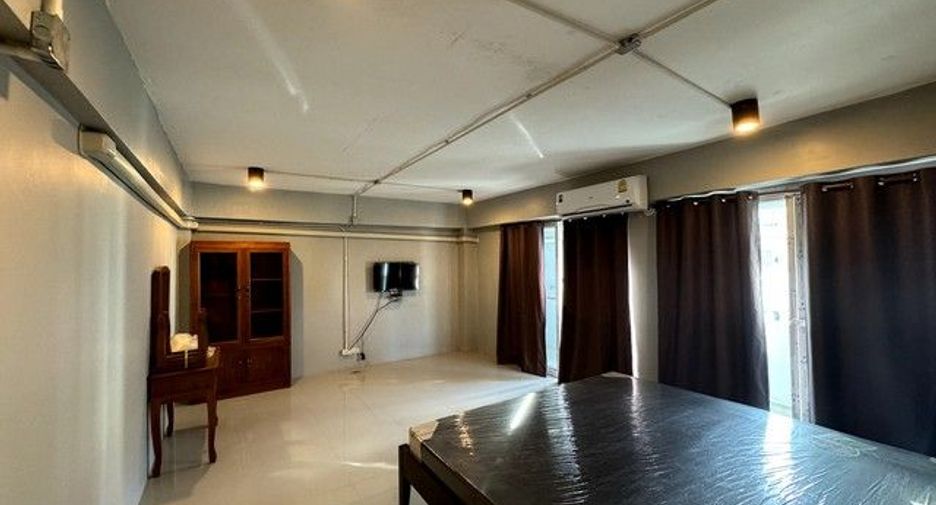 For rent 10 bedrooms office in Huai Khwang, Bangkok
