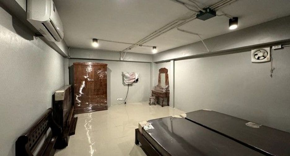 For rent 10 bedrooms office in Huai Khwang, Bangkok