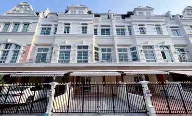 Casa adosada en alquiler de 3 habitaciones en Bang Na, Bangkok