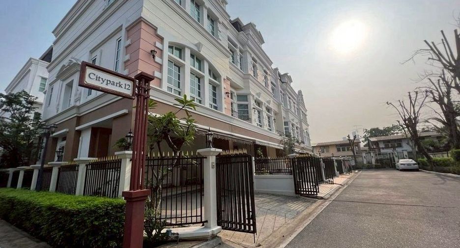 Casa adosada en alquiler de 3 habitaciones en Bang Na, Bangkok