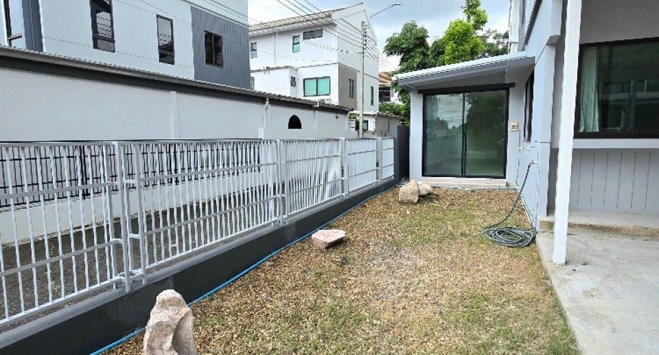 For sale 3 ベッドルーム townhouse in Khan Na Yao, Bangkok