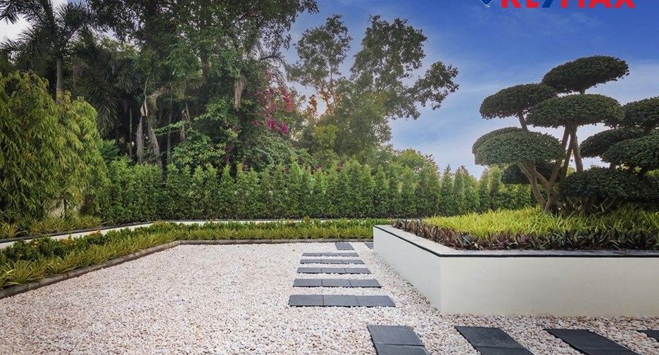 For sale 4 bedrooms house in East Pattaya, Pattaya