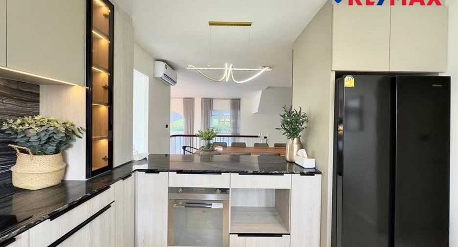 Haus zum Kauf mit 5 Zimmer in Sattahip, Chonburi