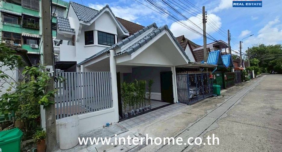 À vendre 2 chambres maison de ville à Lak Si, Bangkok