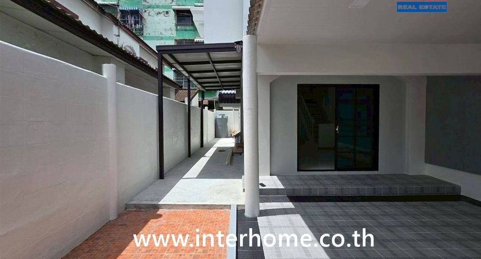 À vendre 2 chambres maison de ville à Lak Si, Bangkok