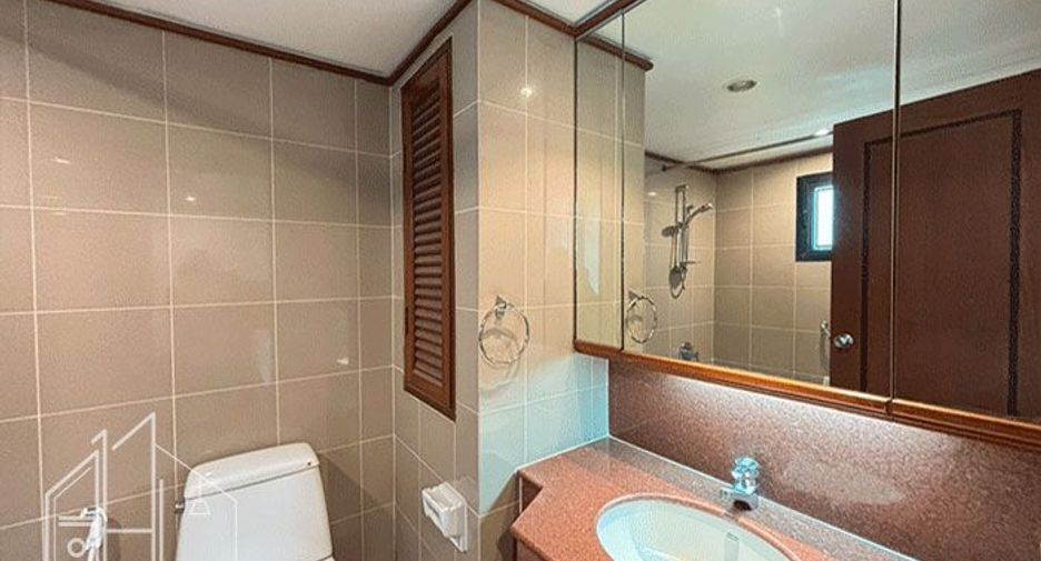 For rent 3 bedrooms condo in Watthana, Bangkok