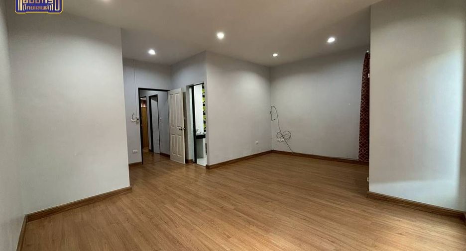 Аренда и продажа 3 спальни таунхаус в Mueang Chon Buri, Чонбури