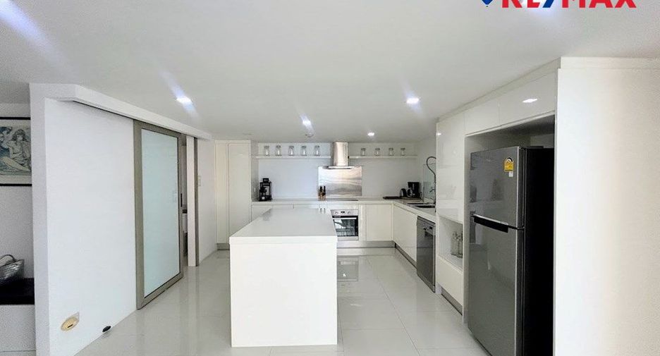 For sale 4 bedrooms house in North Pattaya, Pattaya
