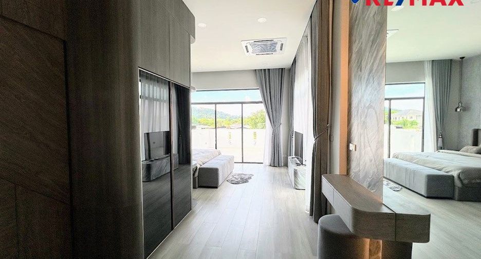 For sale 4 bedrooms house in East Pattaya, Pattaya