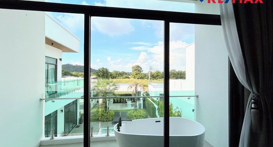 For sale 4 bedrooms house in East Pattaya, Pattaya