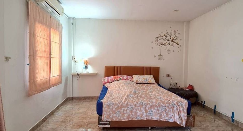 À vendre 3 chambres maison de ville à Phan Thong, Chonburi