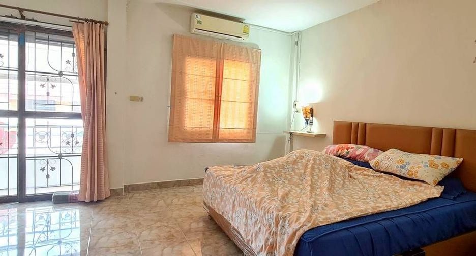 À vendre 3 chambres maison de ville à Phan Thong, Chonburi