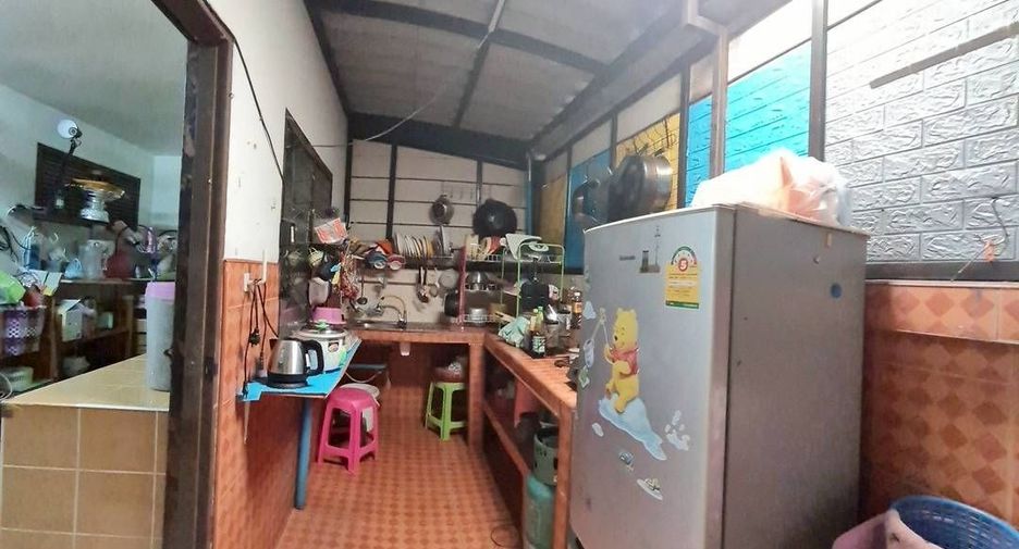 À vendre 3 chambres maison de ville à Phan Thong, Chonburi