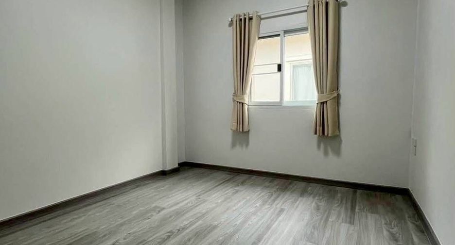 For sale 2 bedrooms townhouse in Si Racha, Chonburi