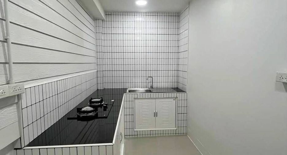 For sale 2 bedrooms townhouse in Si Racha, Chonburi