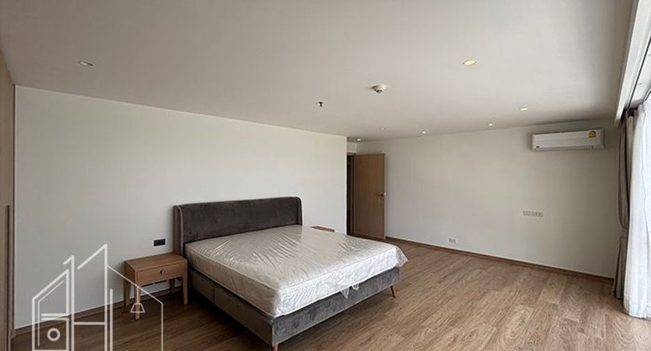 For rent 4 bedrooms condo in Watthana, Bangkok