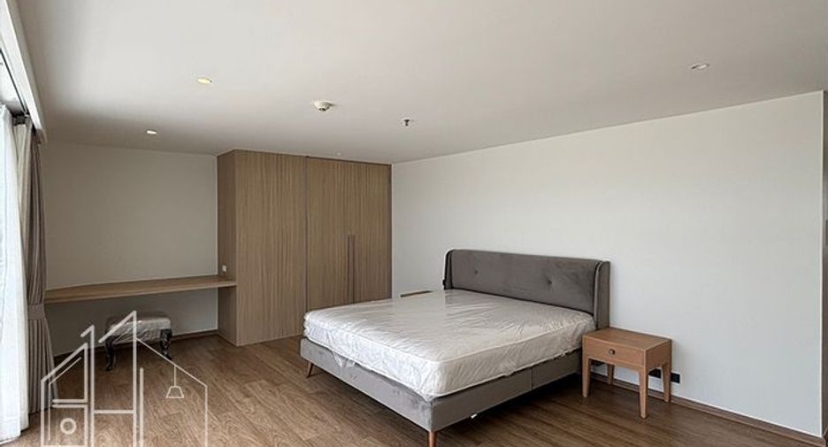 For rent 4 bedrooms condo in Watthana, Bangkok