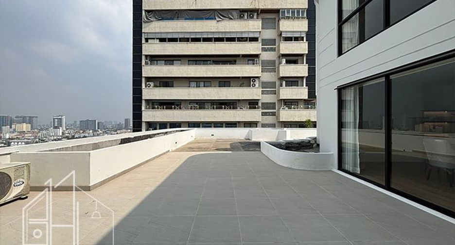 For rent 4 bedrooms condo in Watthana, Bangkok