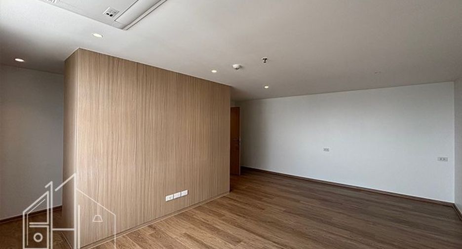 For rent 4 bedrooms condo in Watthana, Bangkok