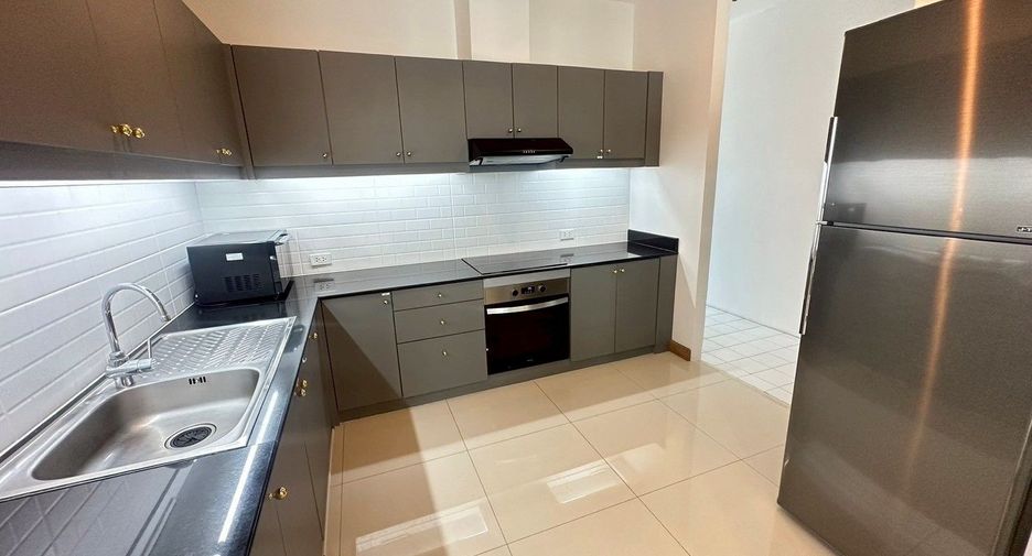 For rent 3 bedrooms apartment in Watthana, Bangkok