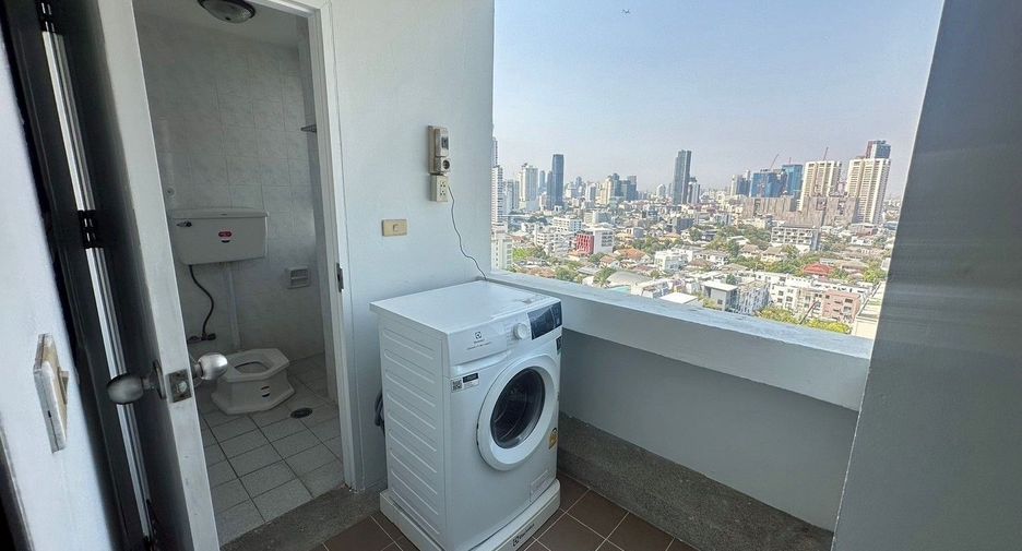 For rent 3 bedrooms apartment in Watthana, Bangkok
