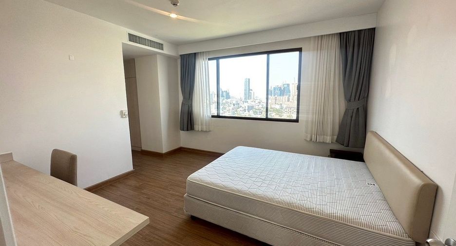 For rent 3 bedrooms apartment in Watthana, Bangkok