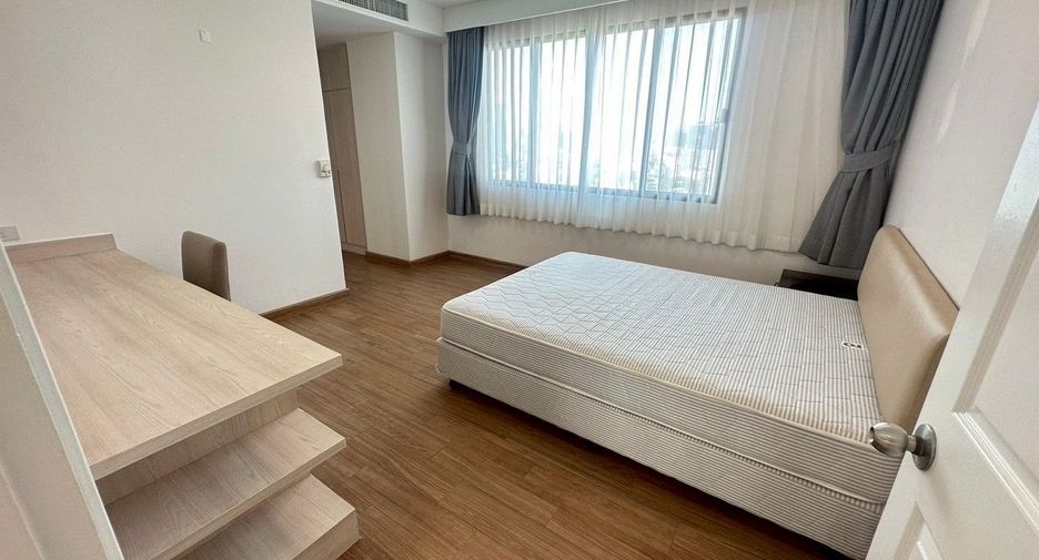 For rent 3 bedrooms apartment in Watthana, Bangkok