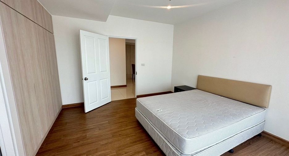 For rent 3 bedrooms apartment in Watthana, Bangkok