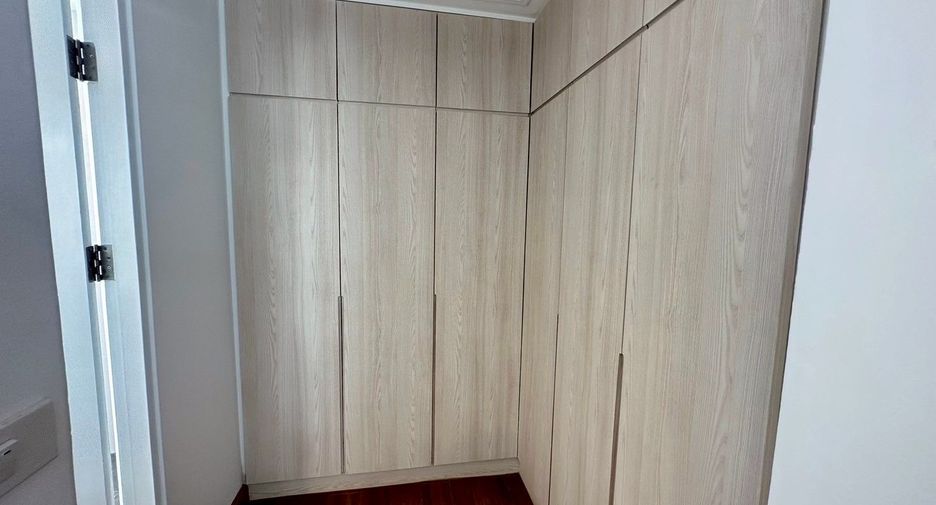 For rent 3 bedrooms apartment in Watthana, Bangkok
