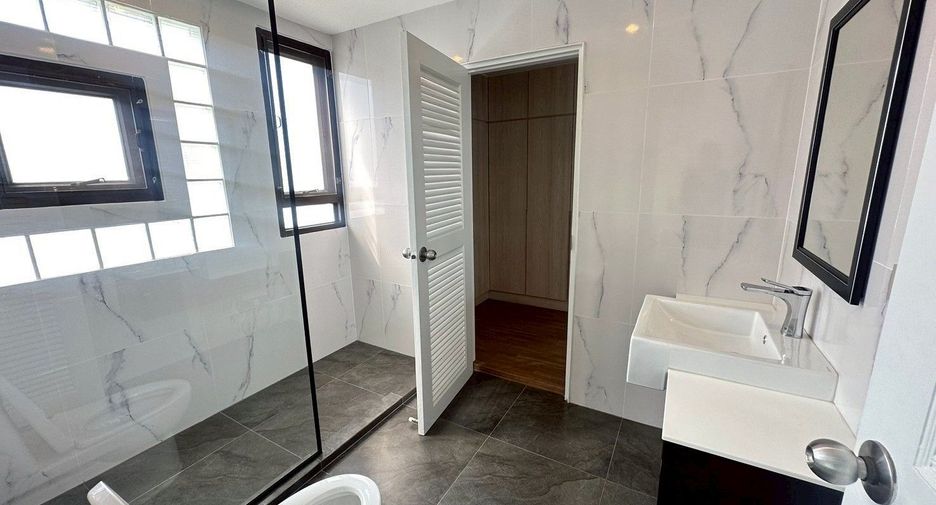 For rent 3 bedrooms apartment in Watthana, Bangkok