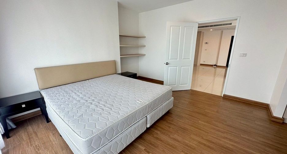 For rent 3 bedrooms apartment in Watthana, Bangkok