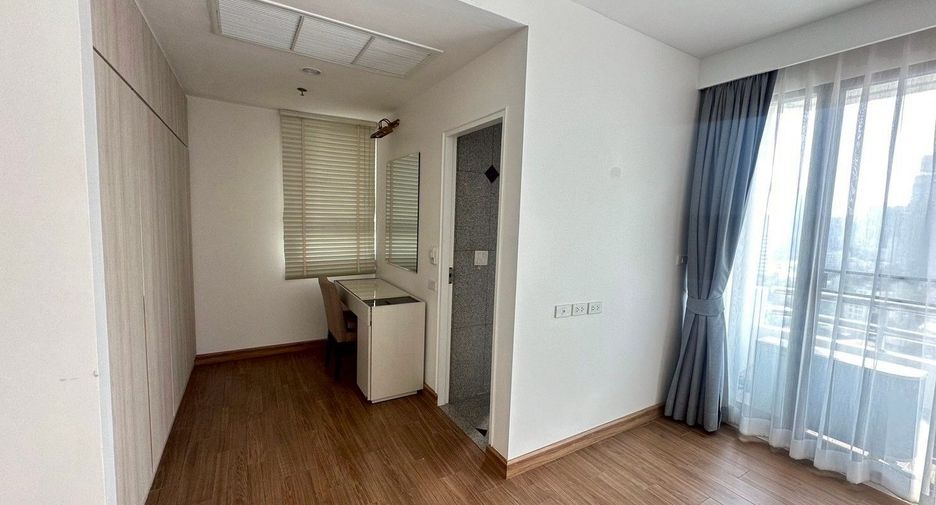 For rent 3 bedrooms apartment in Watthana, Bangkok