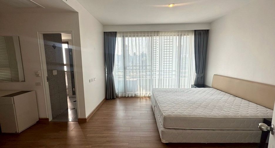 For rent 3 bedrooms apartment in Watthana, Bangkok
