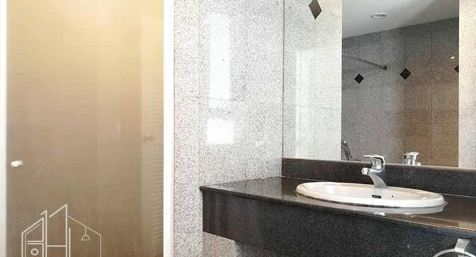 For rent 3 bedrooms apartment in Watthana, Bangkok