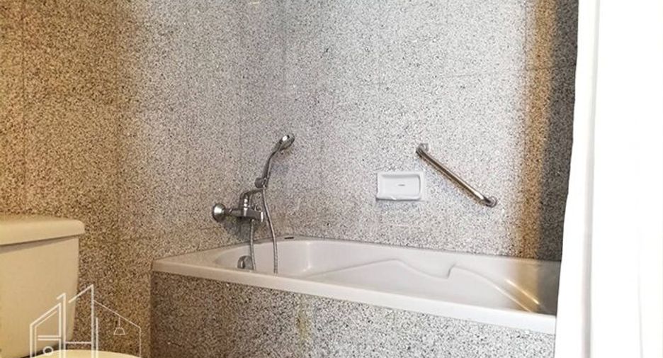 For rent 3 bedrooms apartment in Watthana, Bangkok