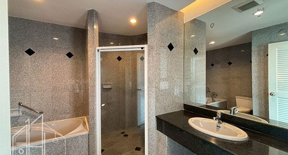For rent 3 bedrooms condo in Watthana, Bangkok
